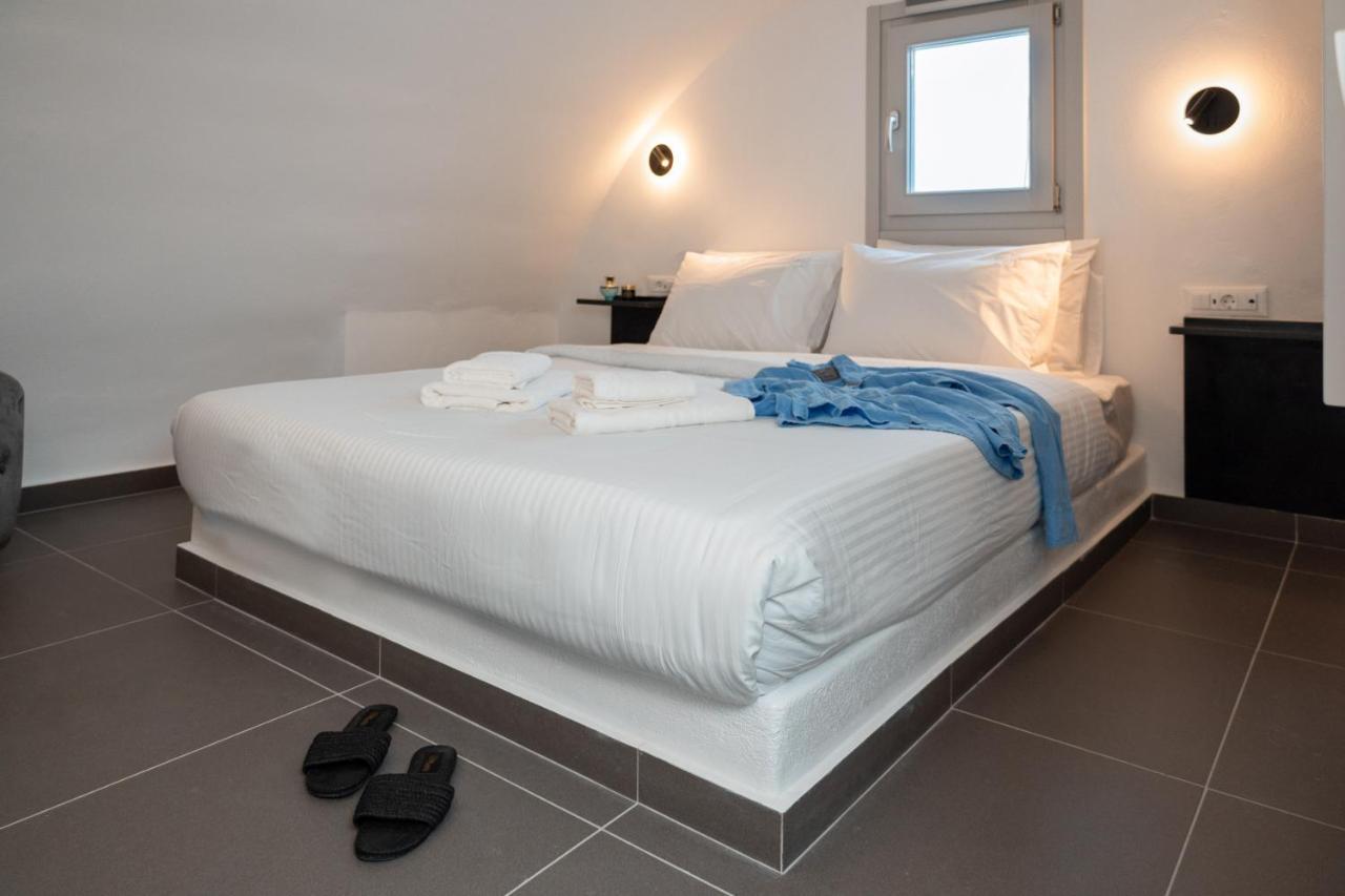 G & W * Foinikia (Santorini)